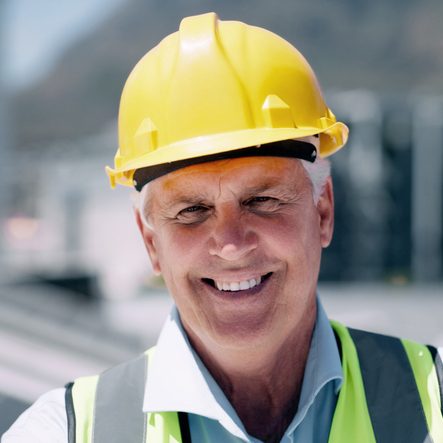 Ingenieur mit gelbem Helm