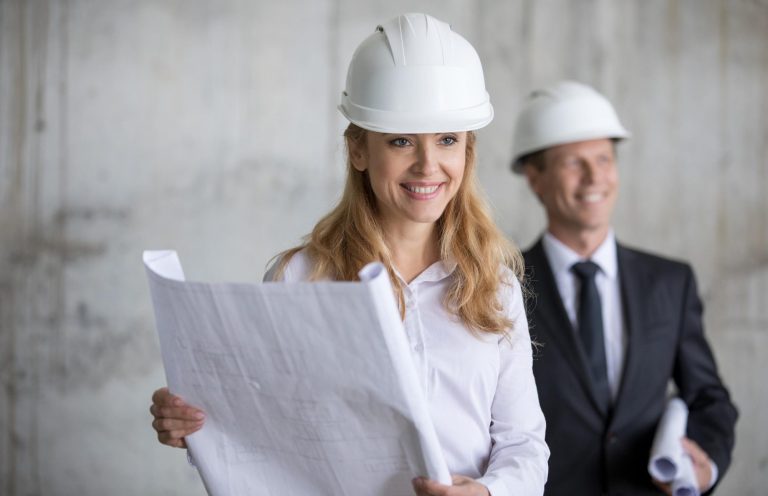 Zwei Ingenieure besprechen Shot Cleaning und gucken sich dazu einen Plan an.